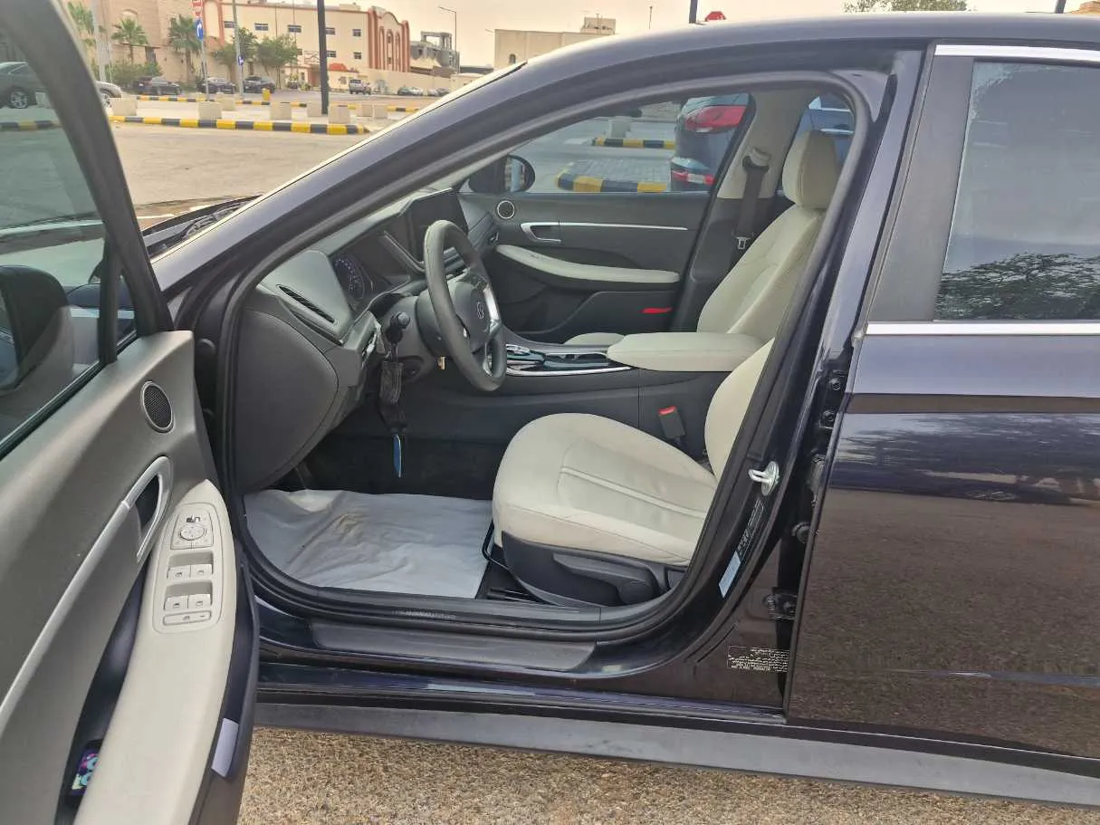 Car image 12
