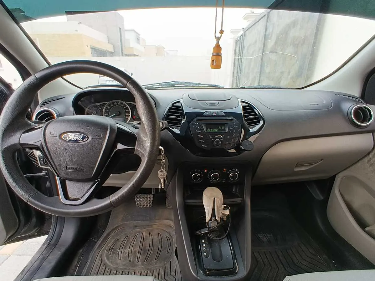 Car image 14