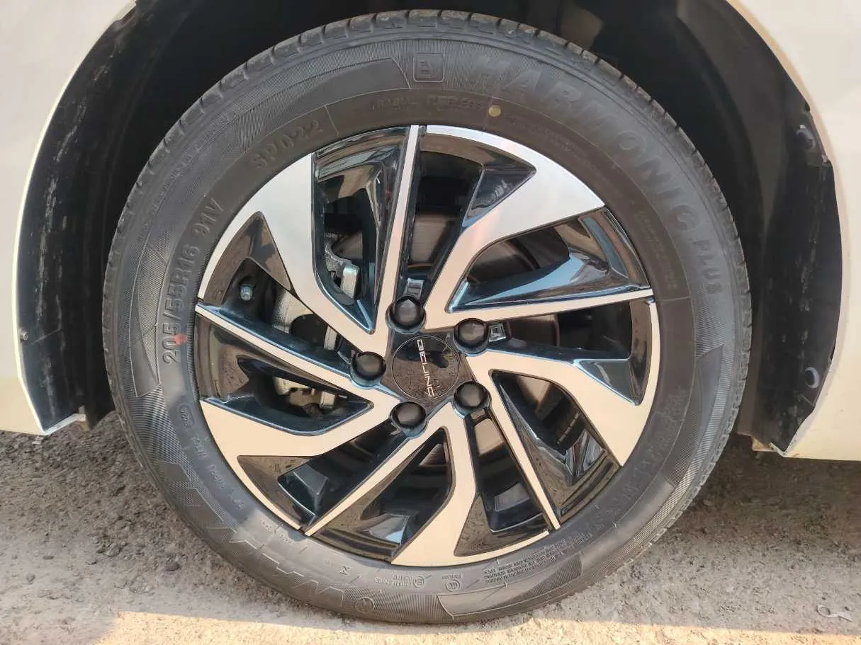 Car image 10