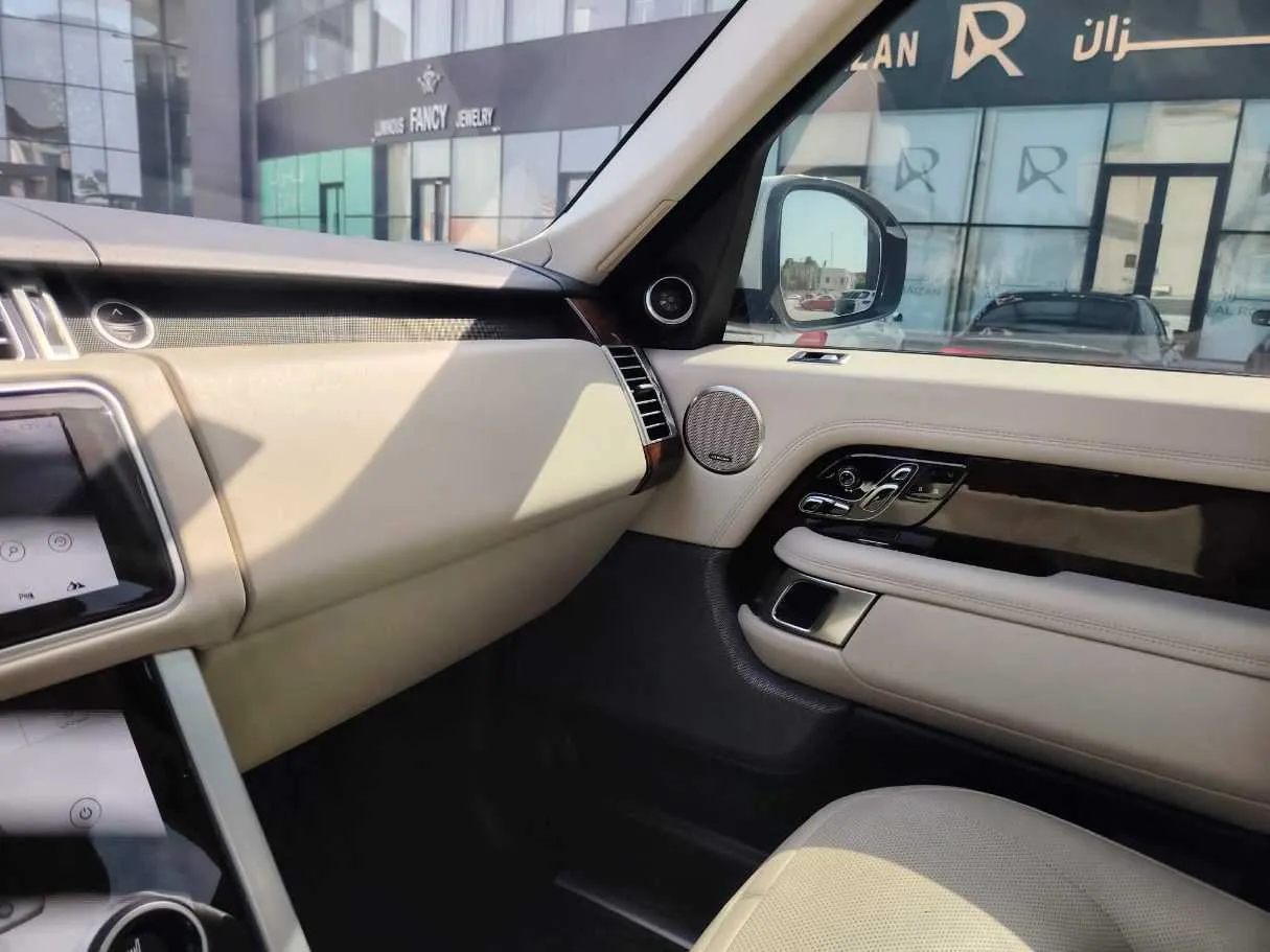Car image 30