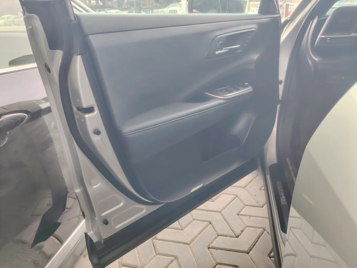 Car image 13