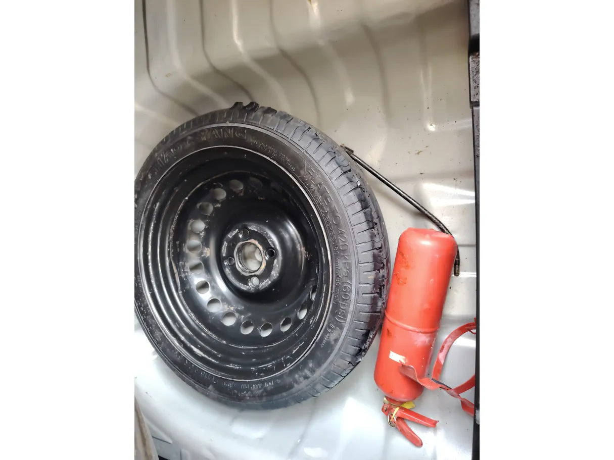 Car image 28