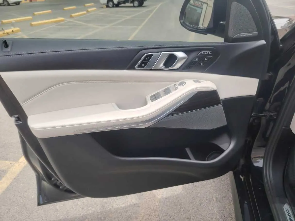 Car image 22