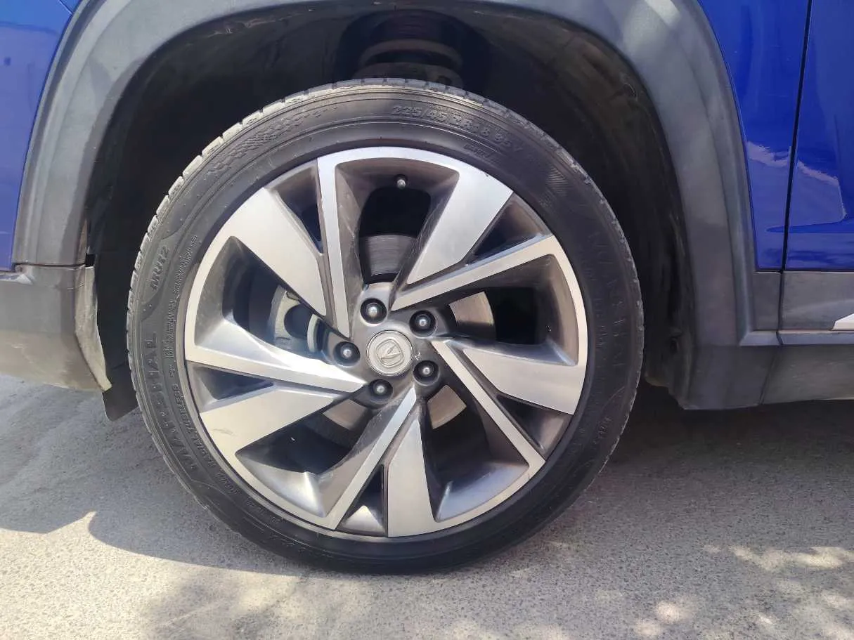 Car image 10
