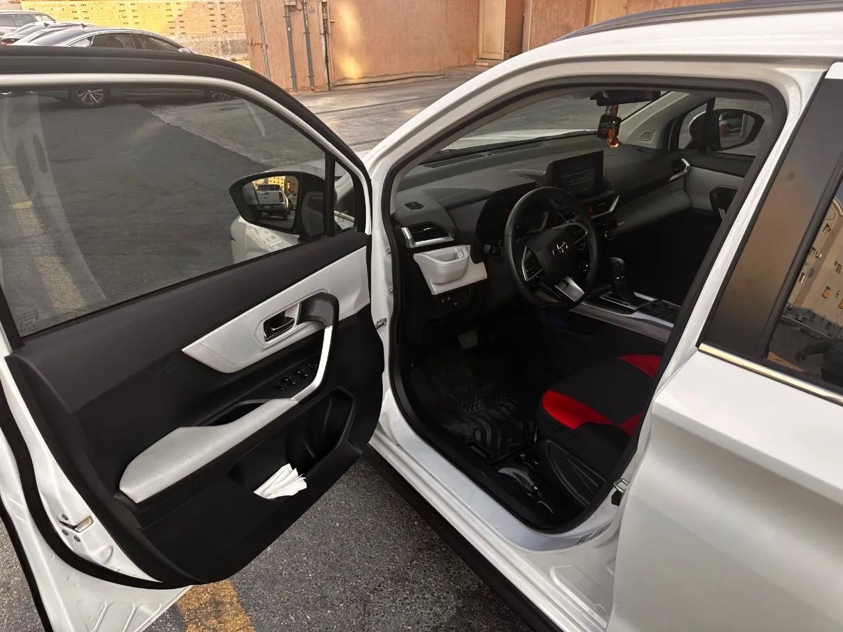 Car image 10