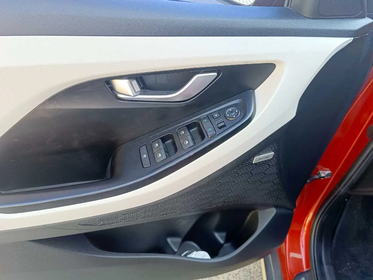 Car image 32