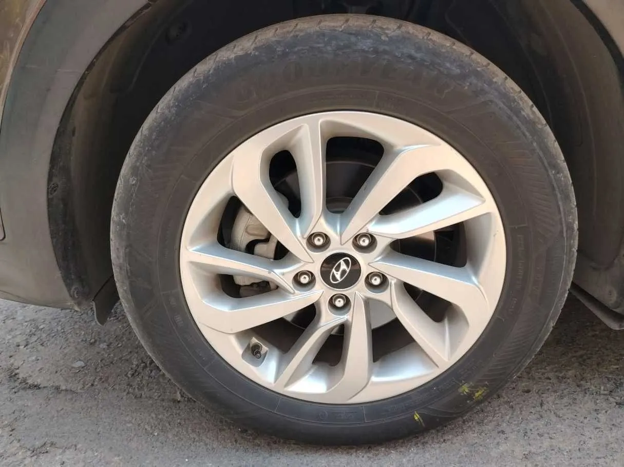 Car image 12