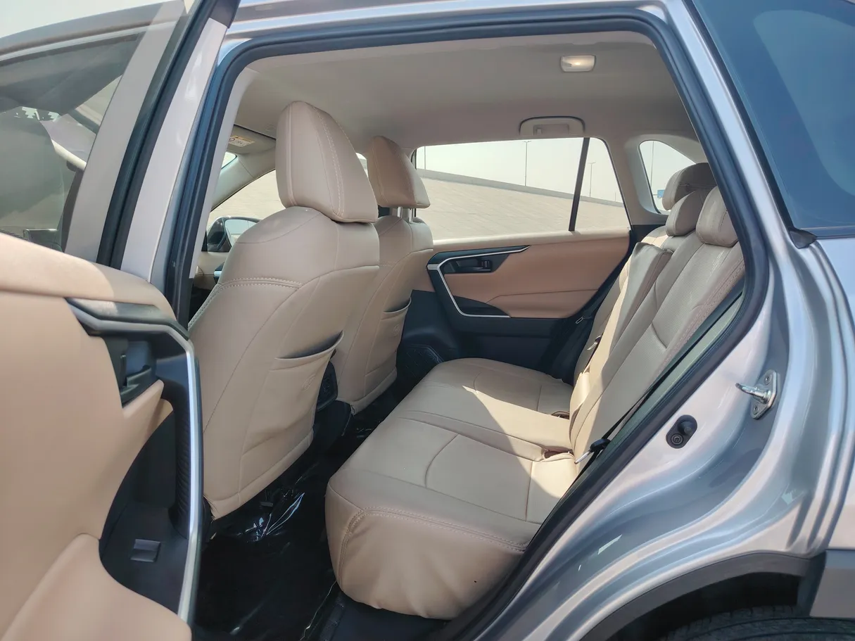 Car image 16