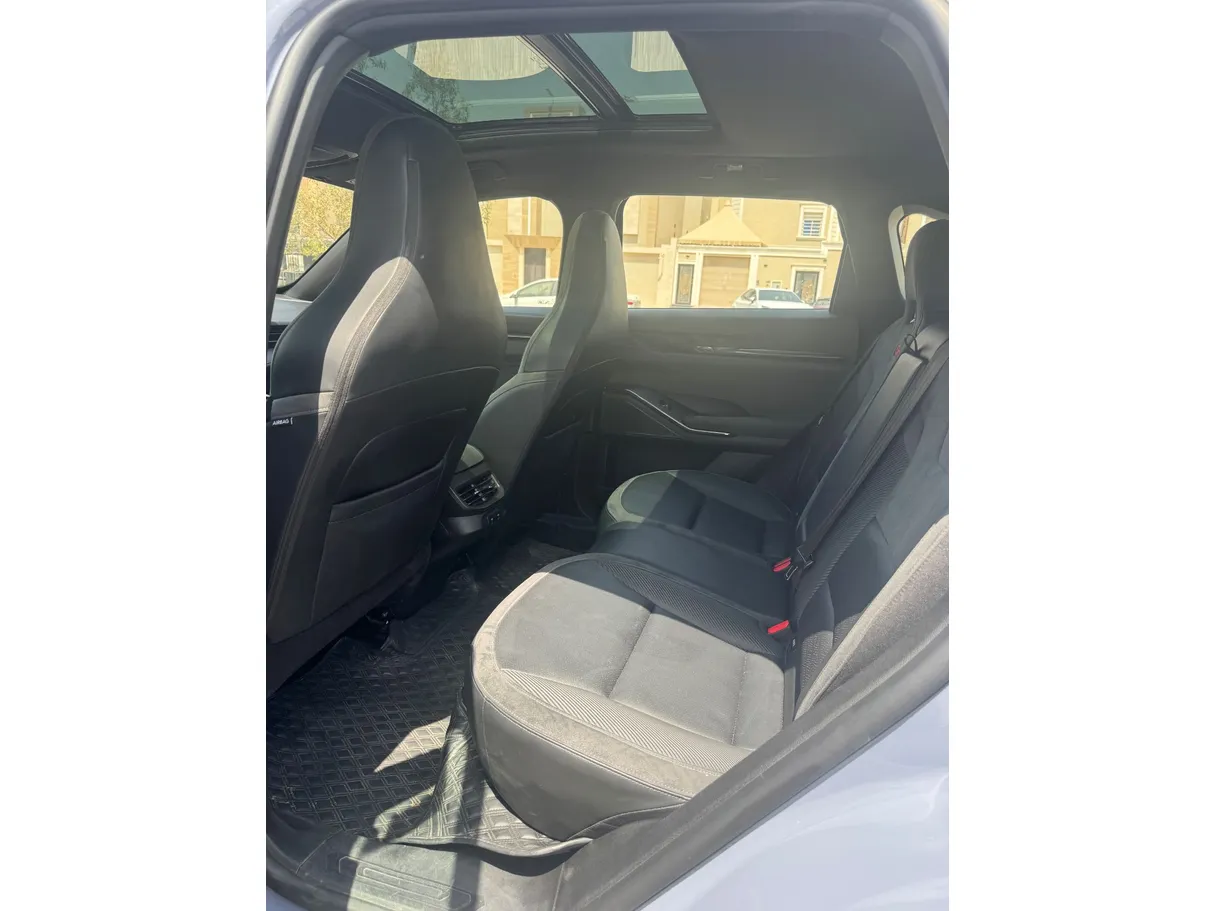 Car image 13