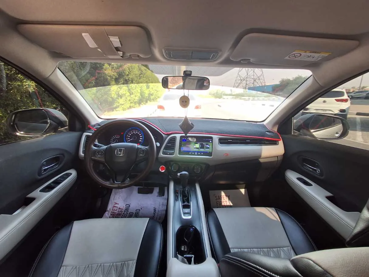 Car image 14