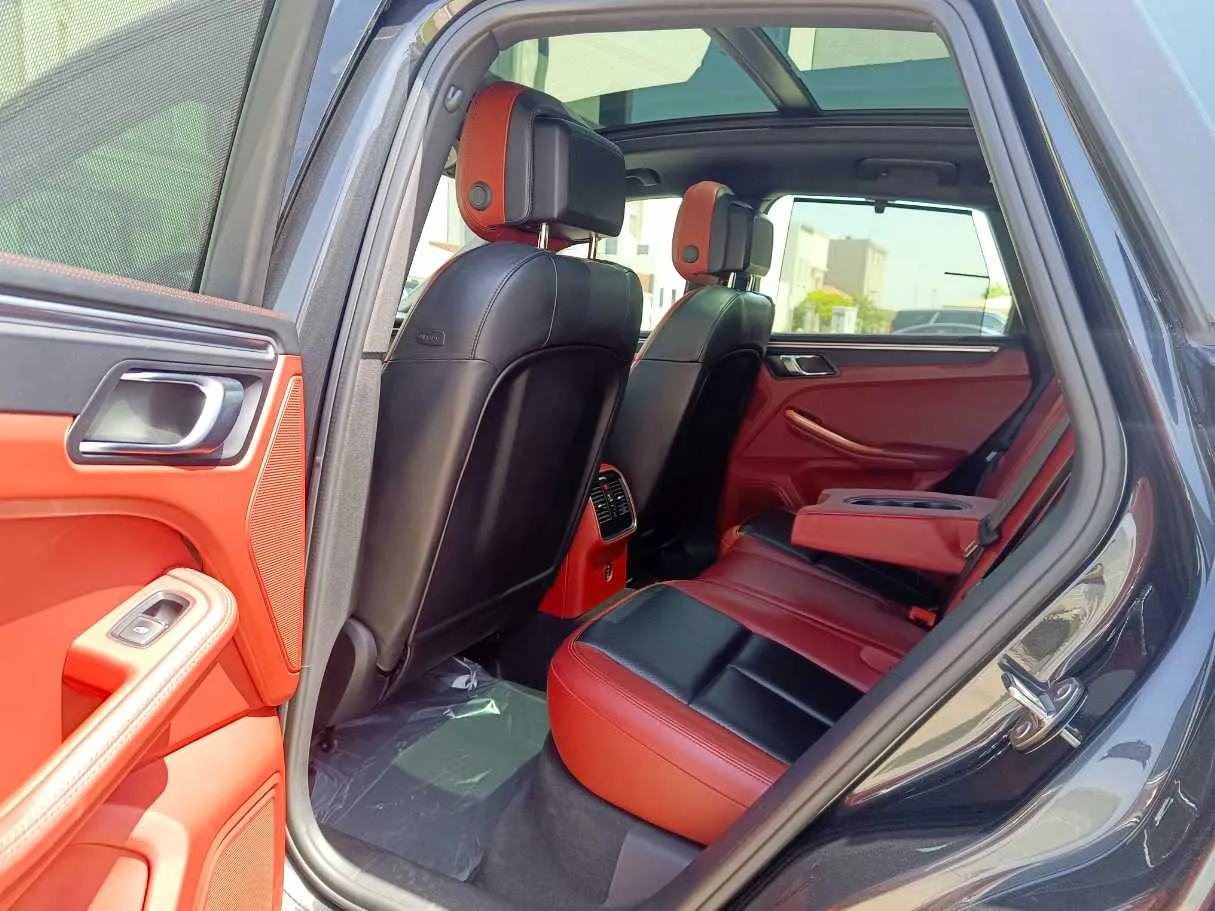 Car image 18