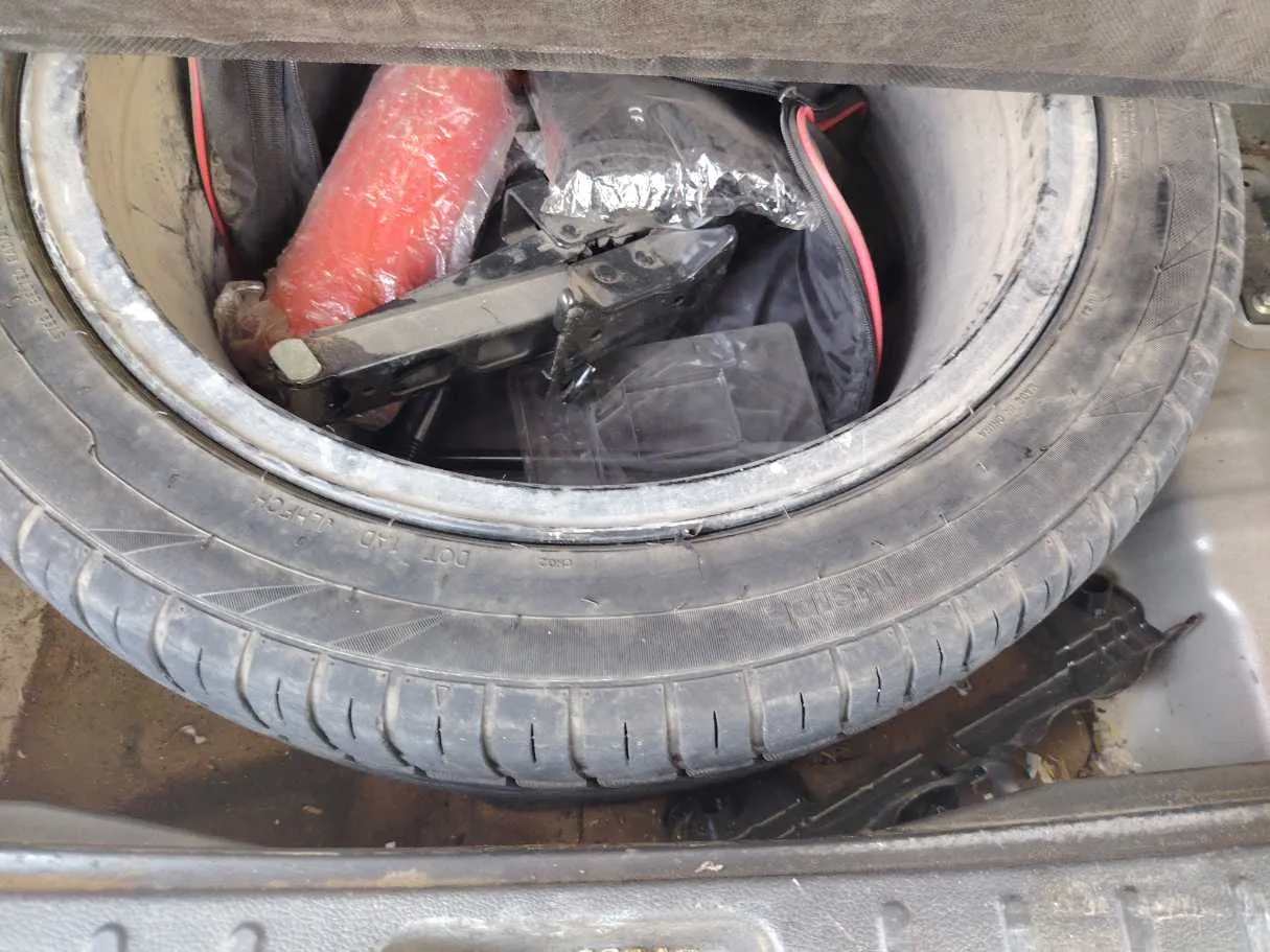 Car image 30