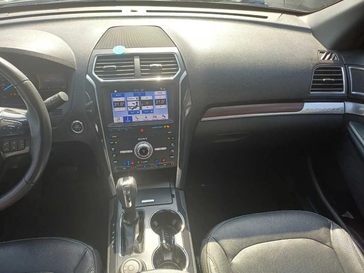 Car image 16