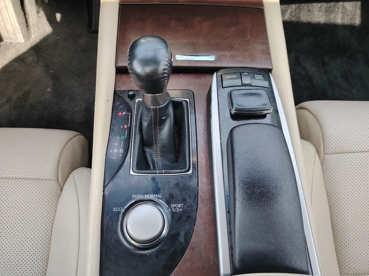 Car image 19