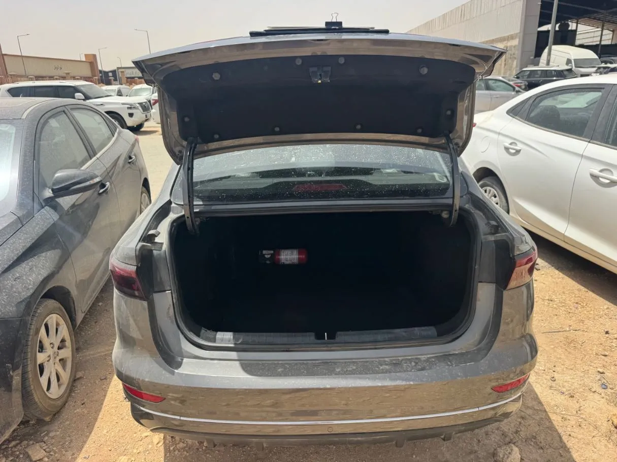 Car image 16