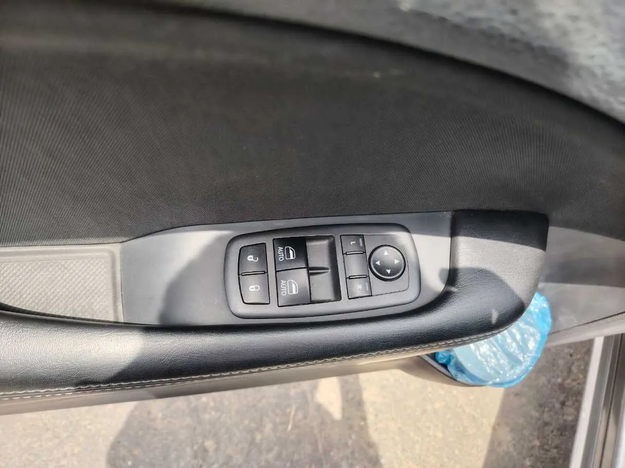 Car image 34