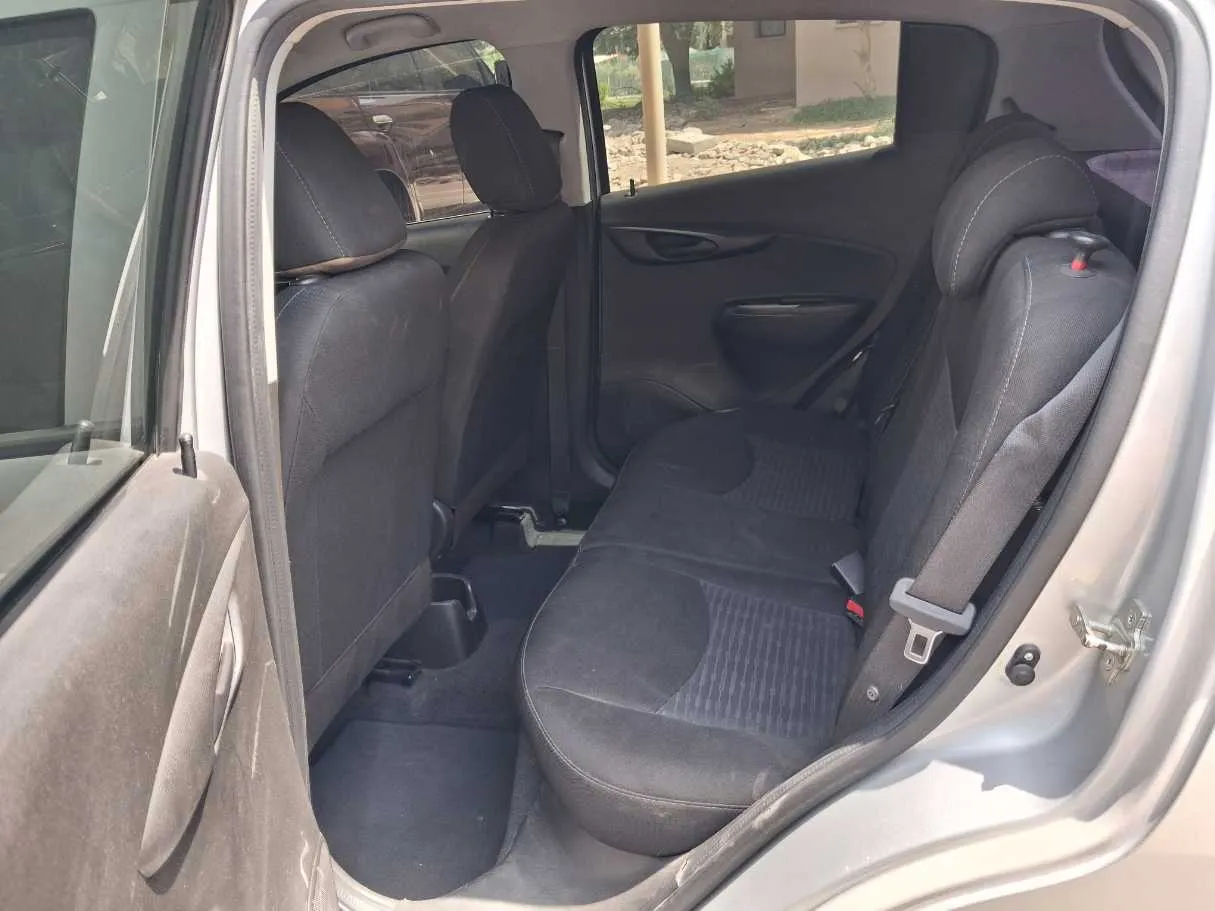 Car image 9