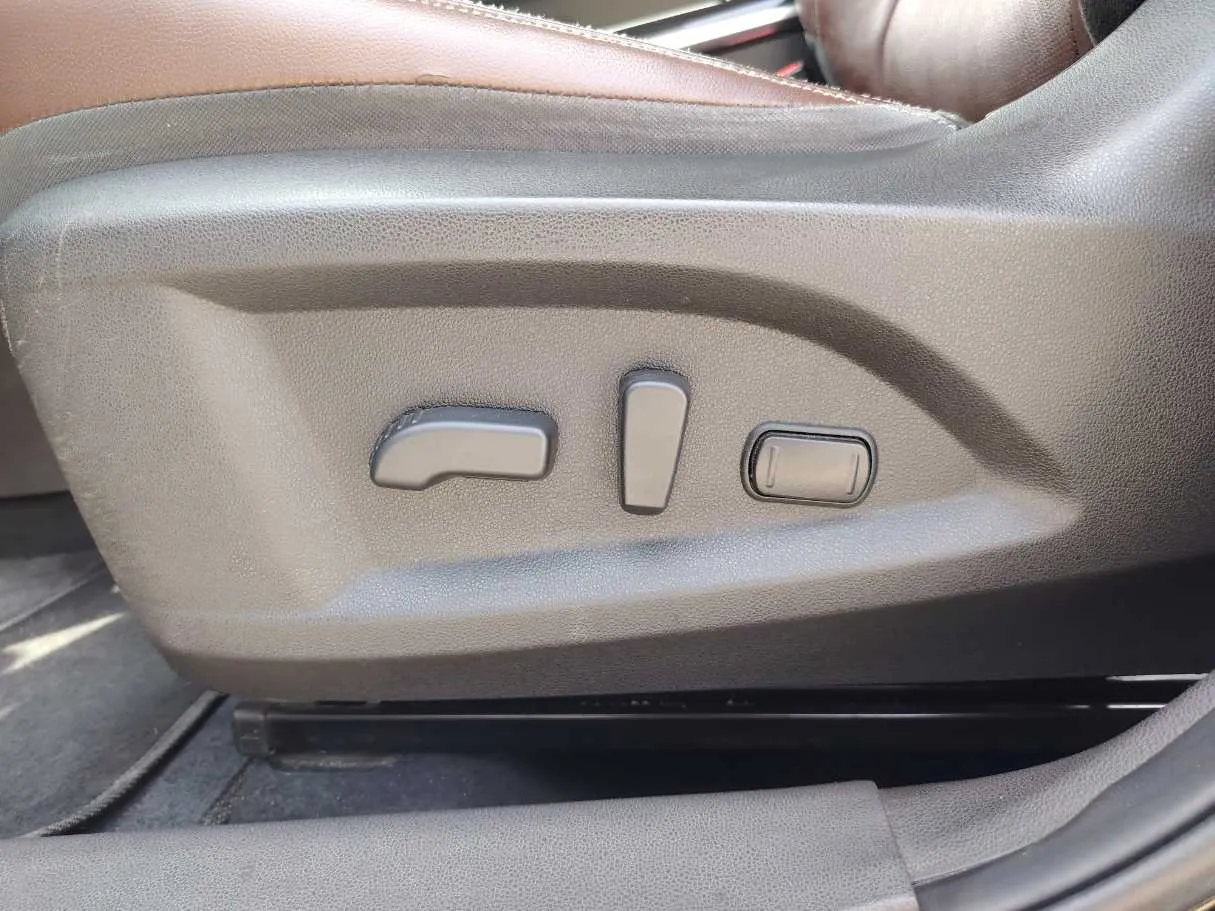 Car image 25