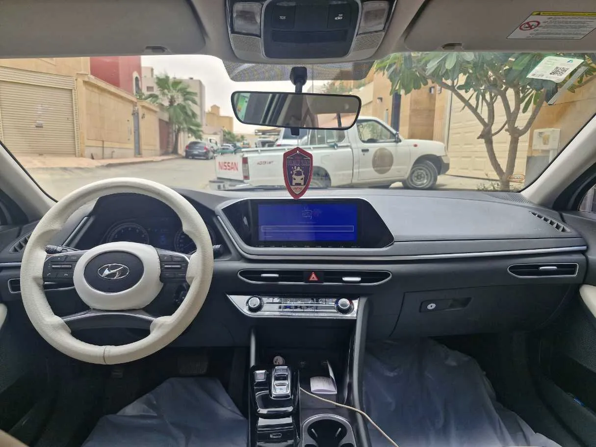 Car image 14