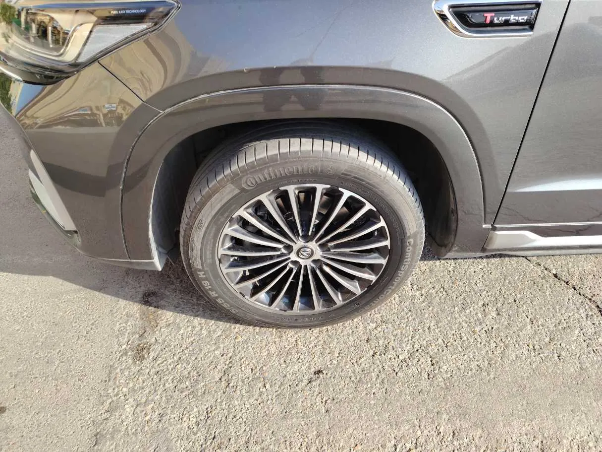 Car image 10