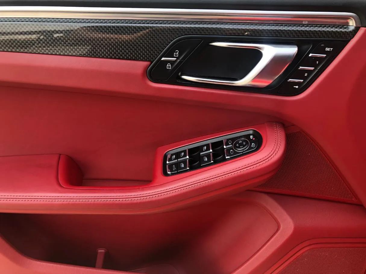 Car image 30