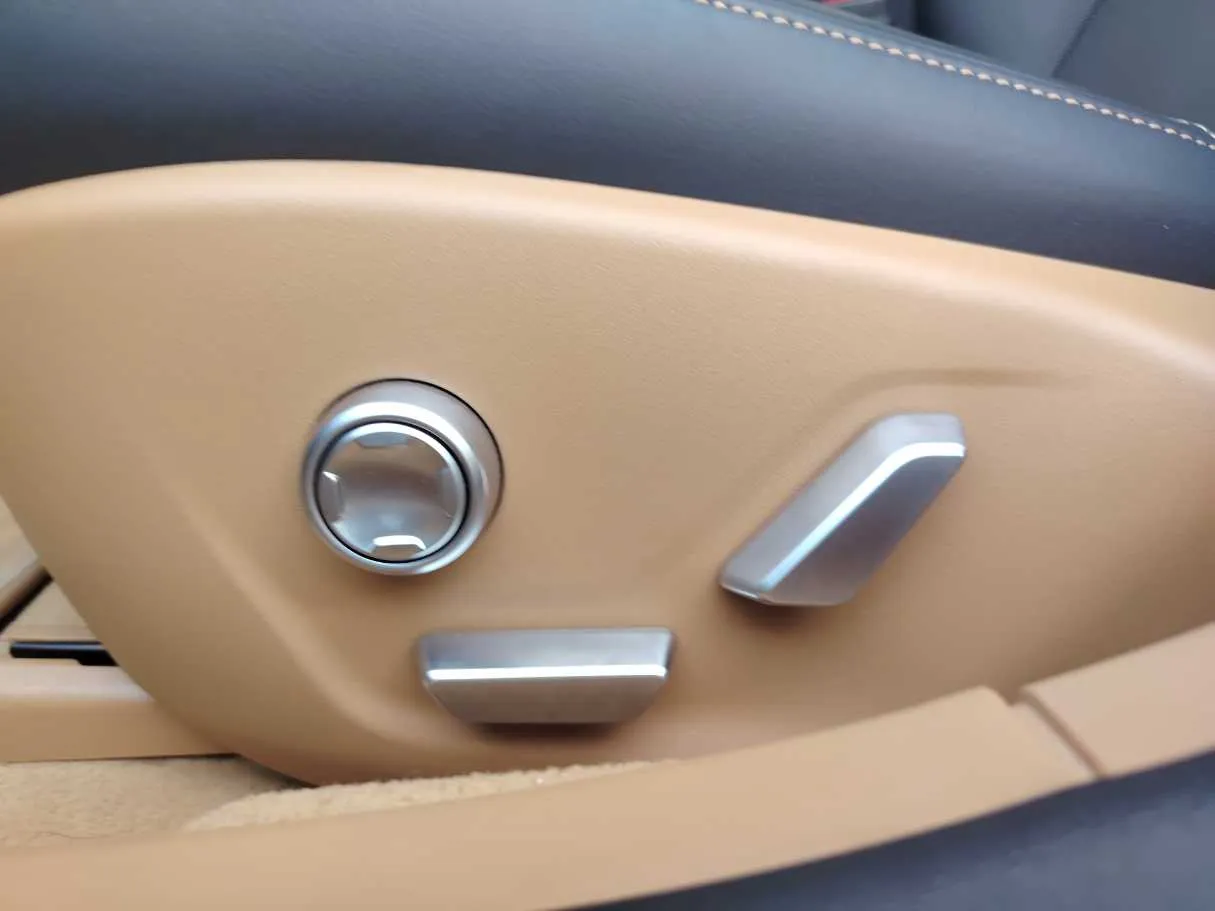 Car image 32
