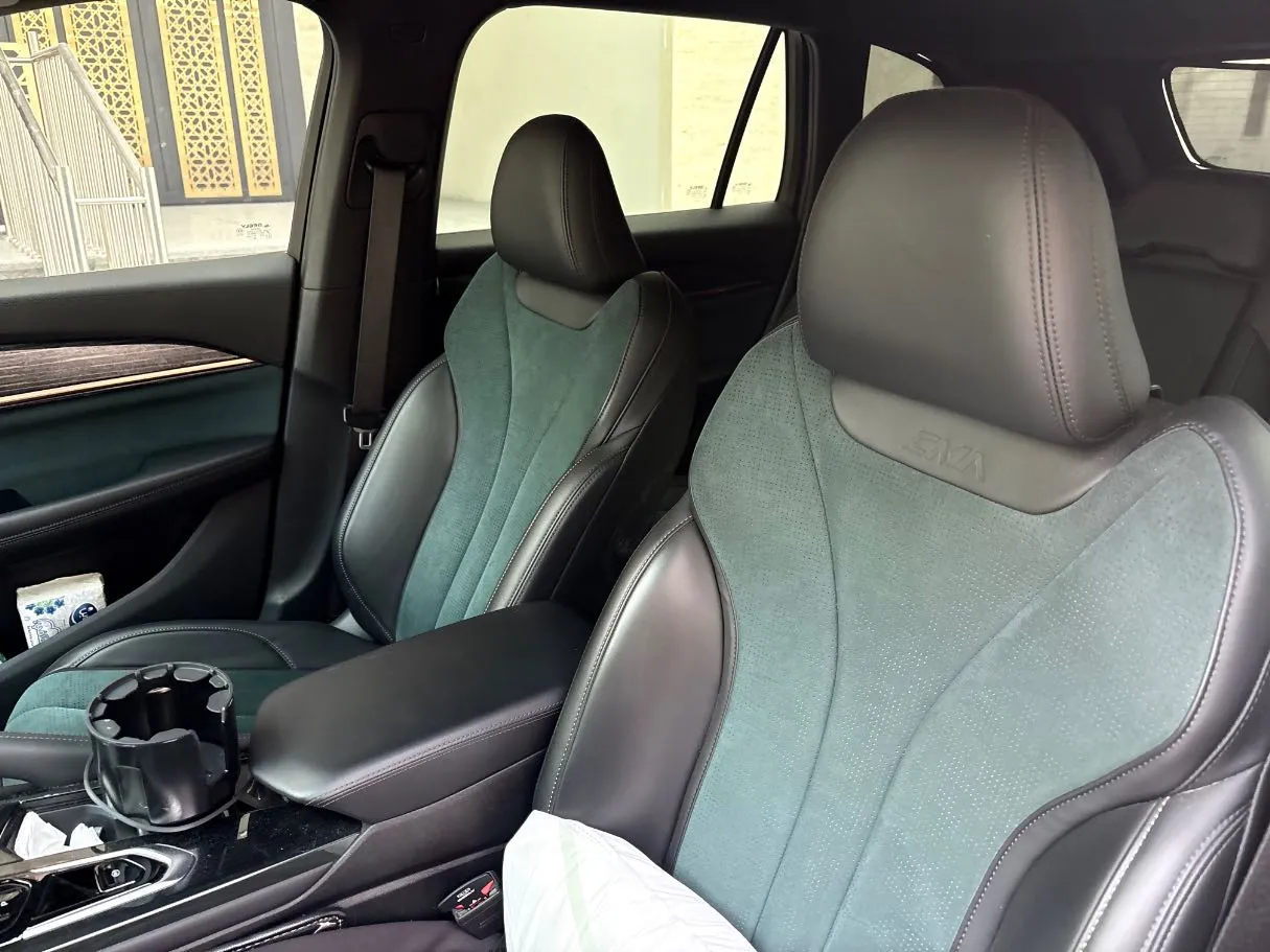 Car image 13