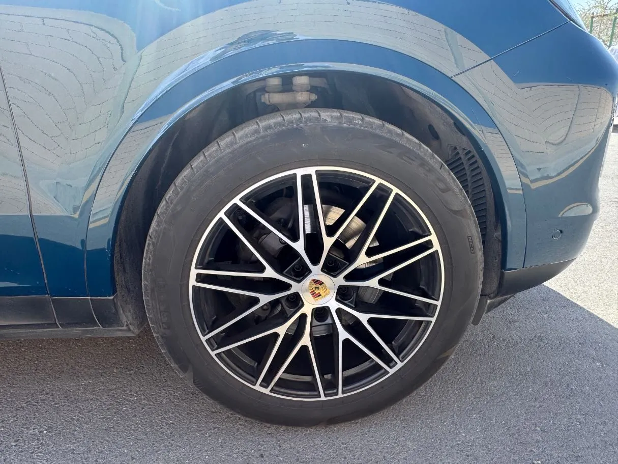 Car image 9