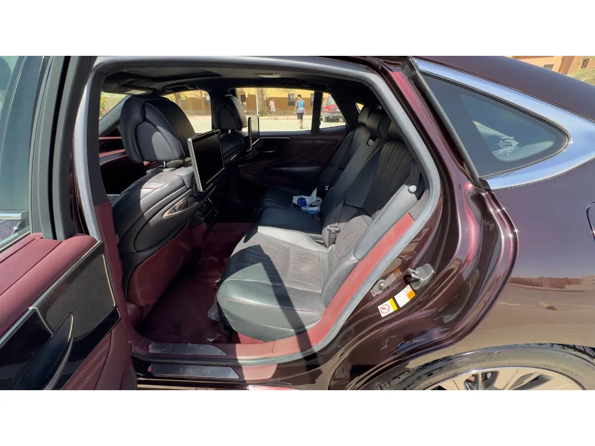 Car image 12