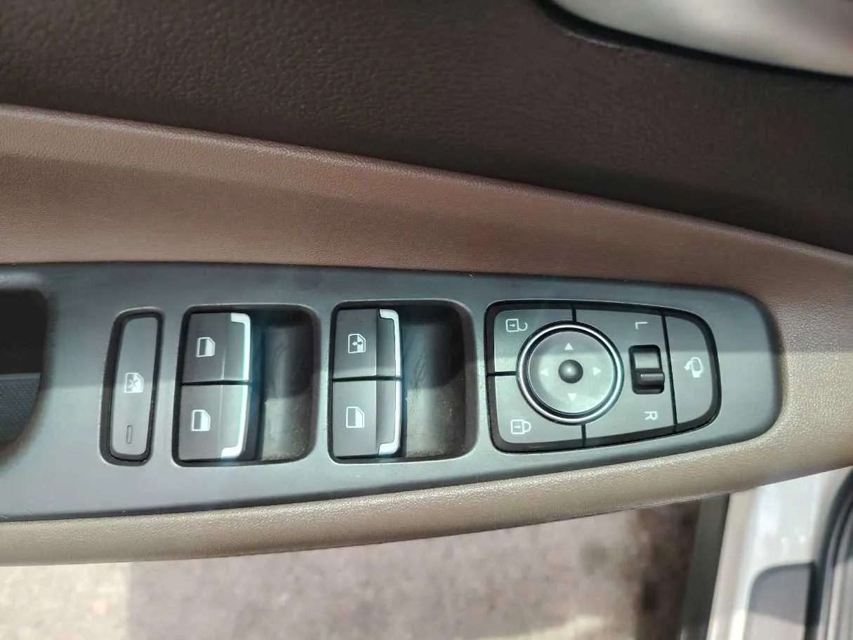 Car image 40