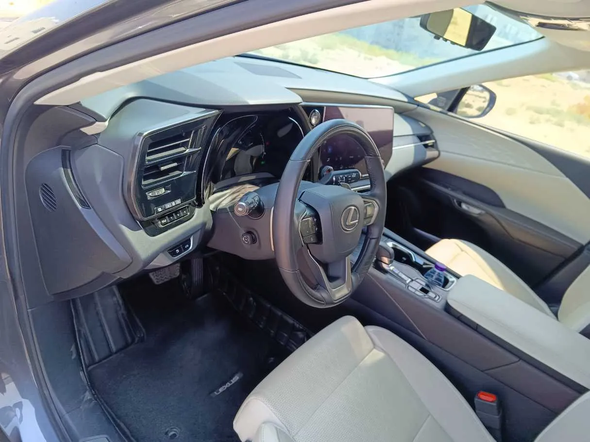 Car image 14