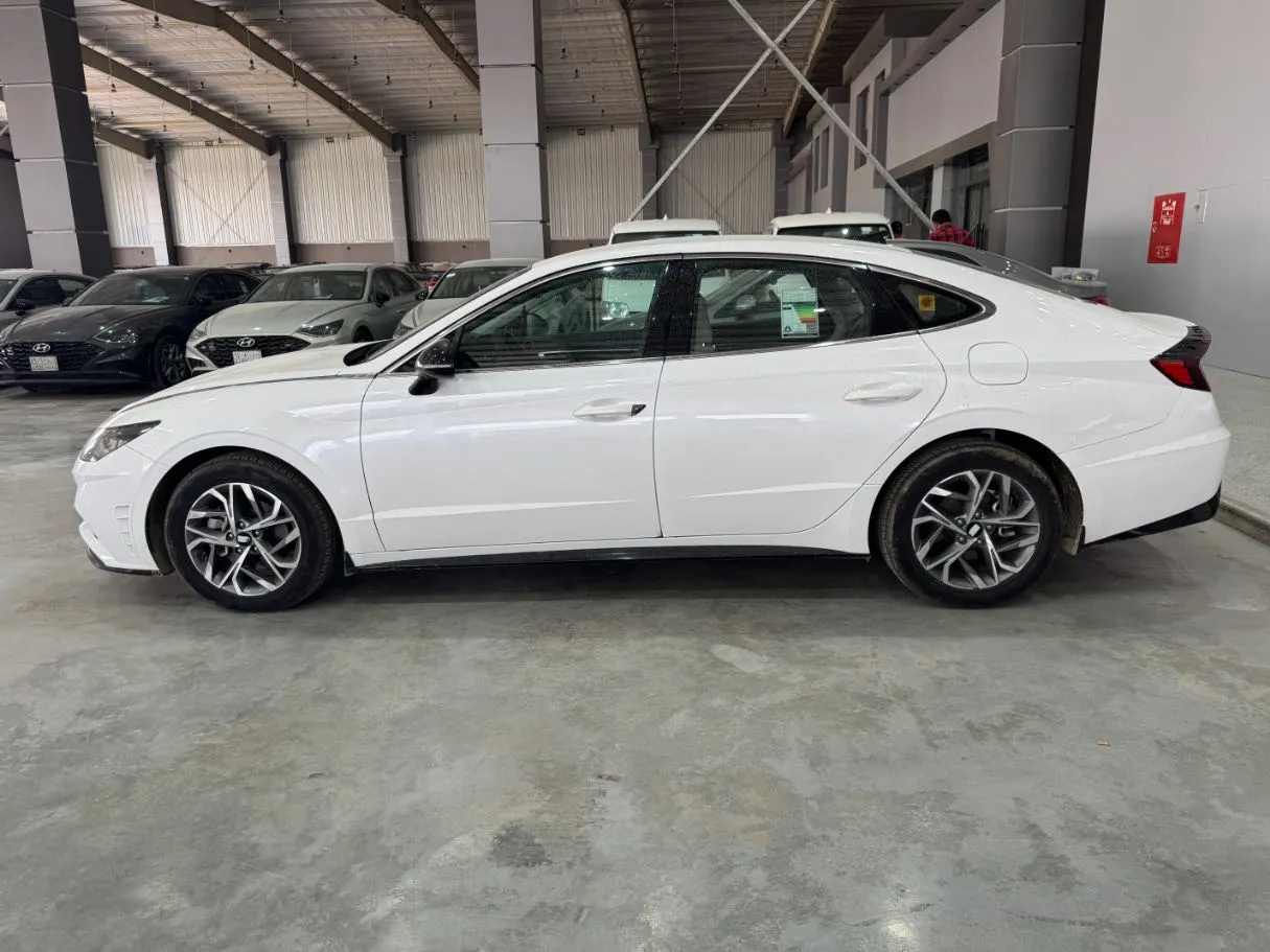 Car image 8