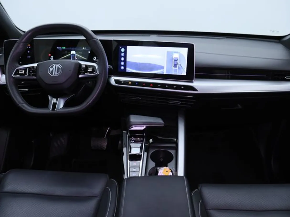 Car image 14
