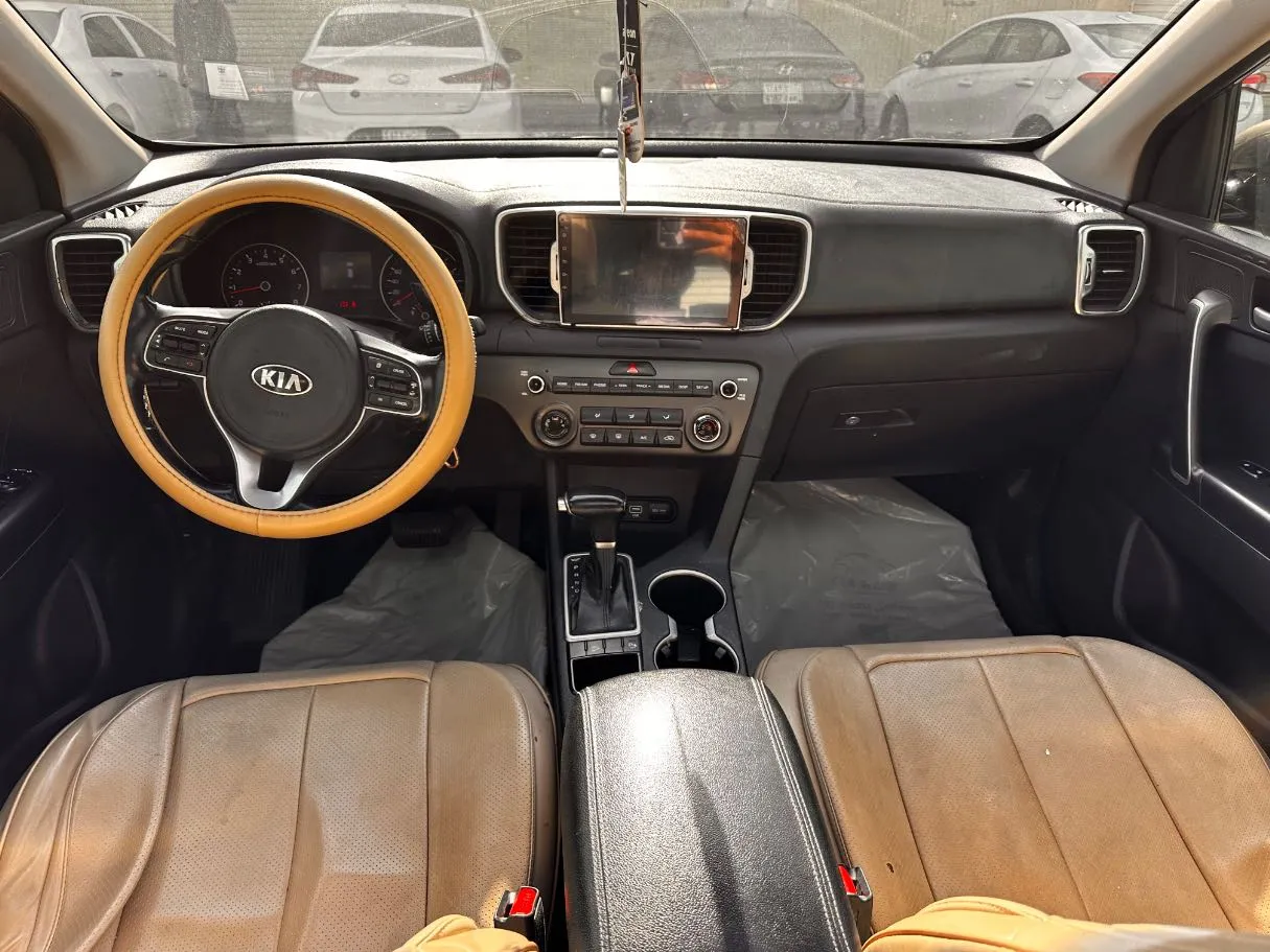 Car image 16