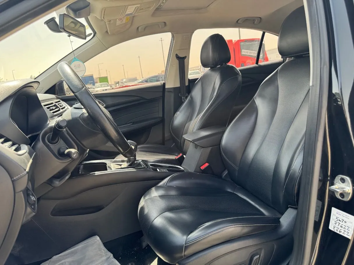 Car image 12