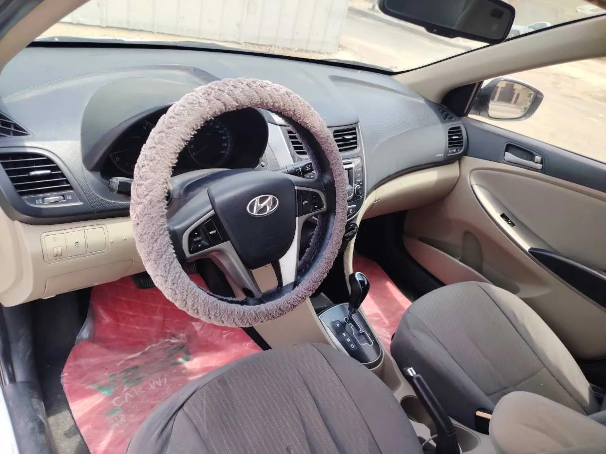 Car image 12