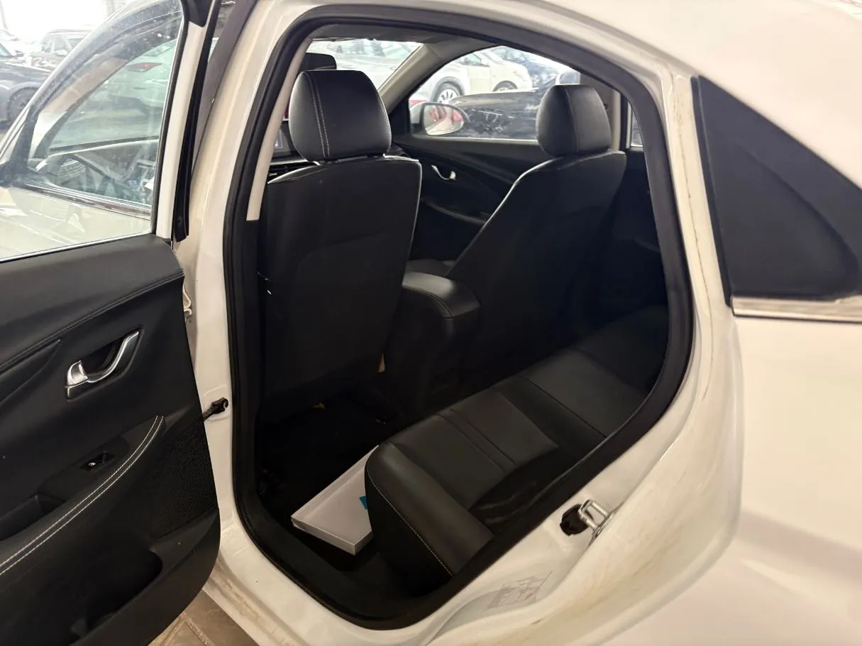 Car image 14