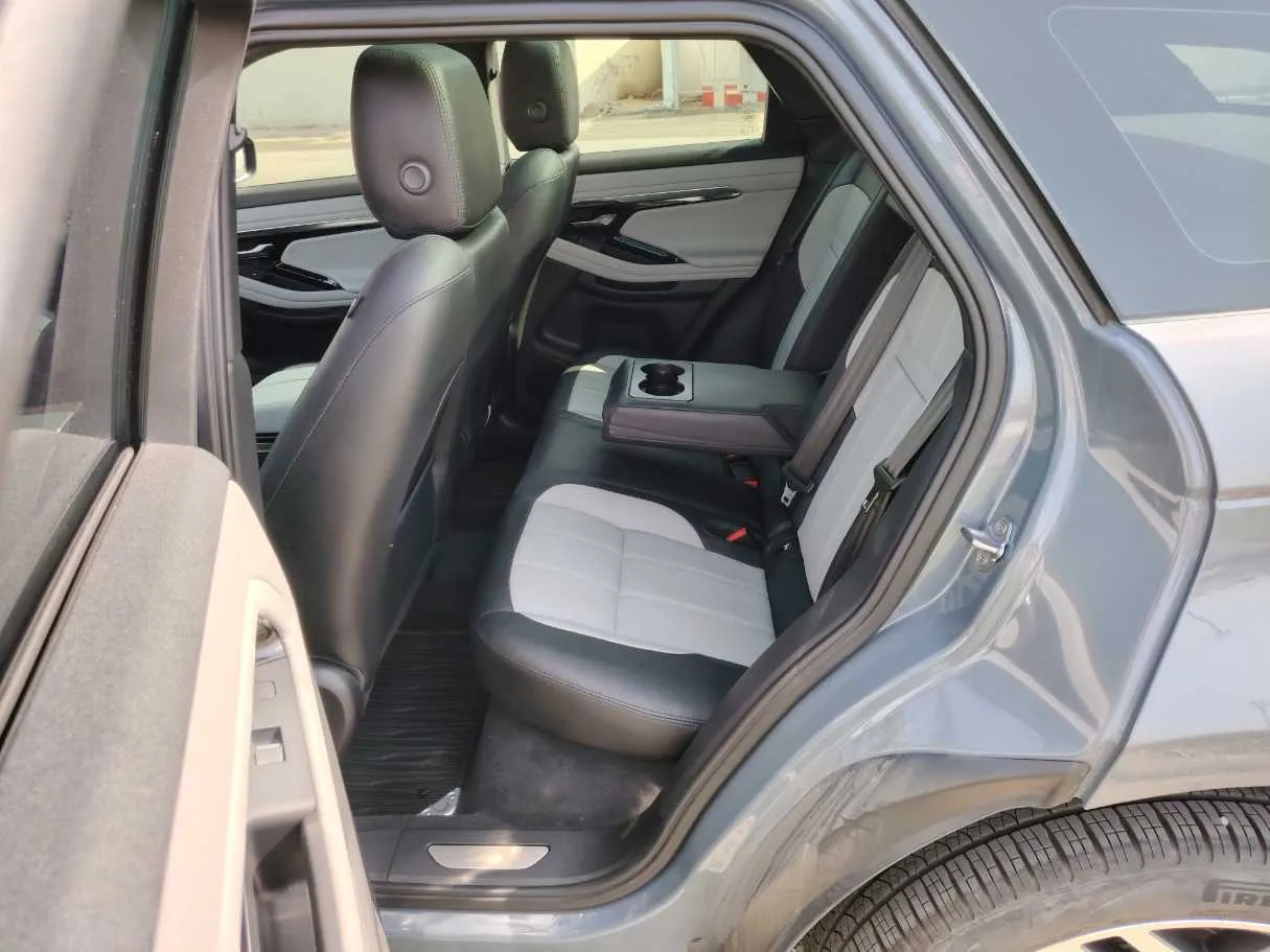Car image 14