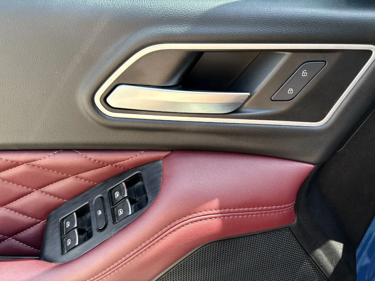 Car image 24