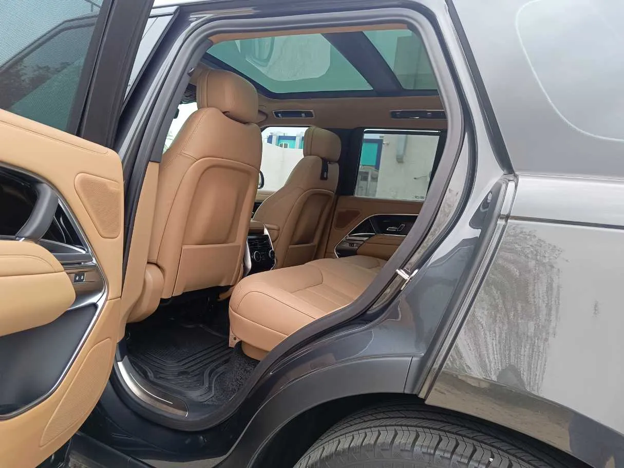 Car image 18