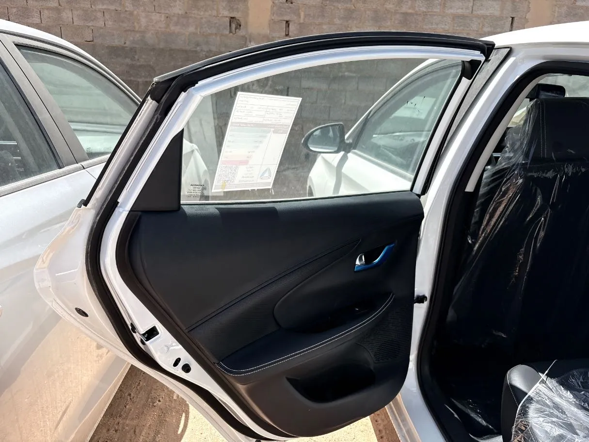 Car image 17