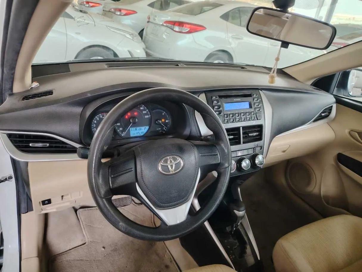 Car image 14