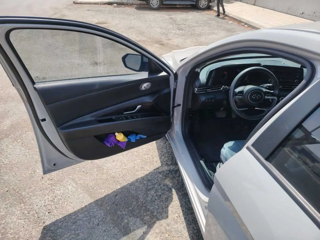 Car image 11