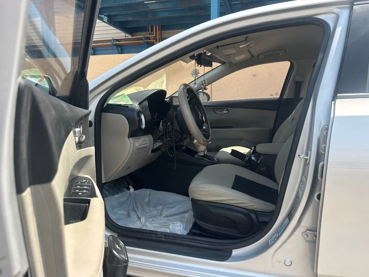 Car image 12