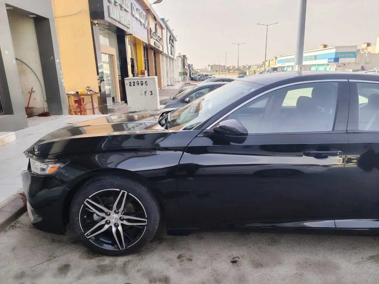 Car image 9