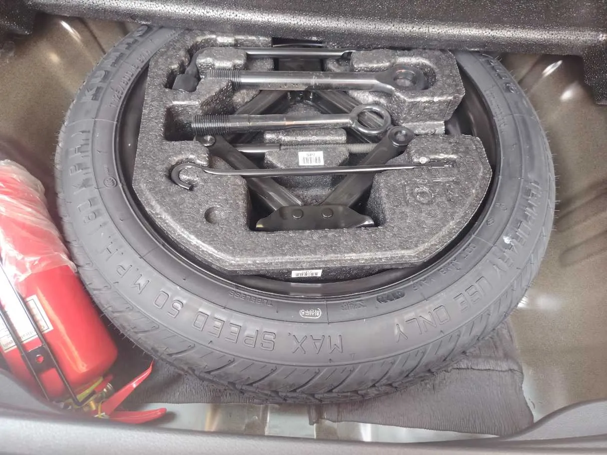 Car image 30
