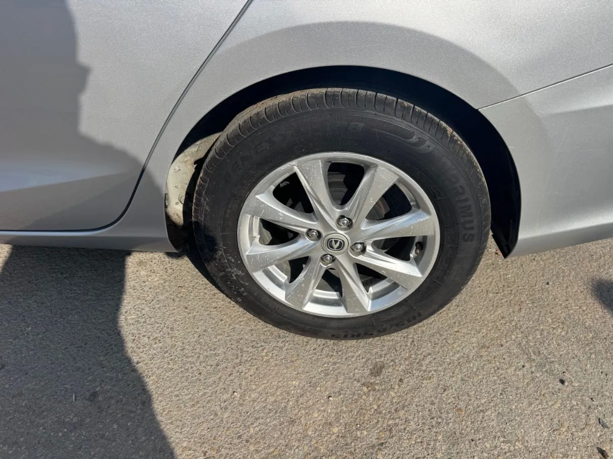Car image 9