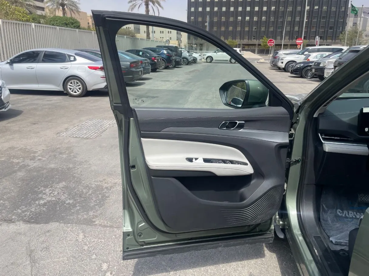 Car image 10