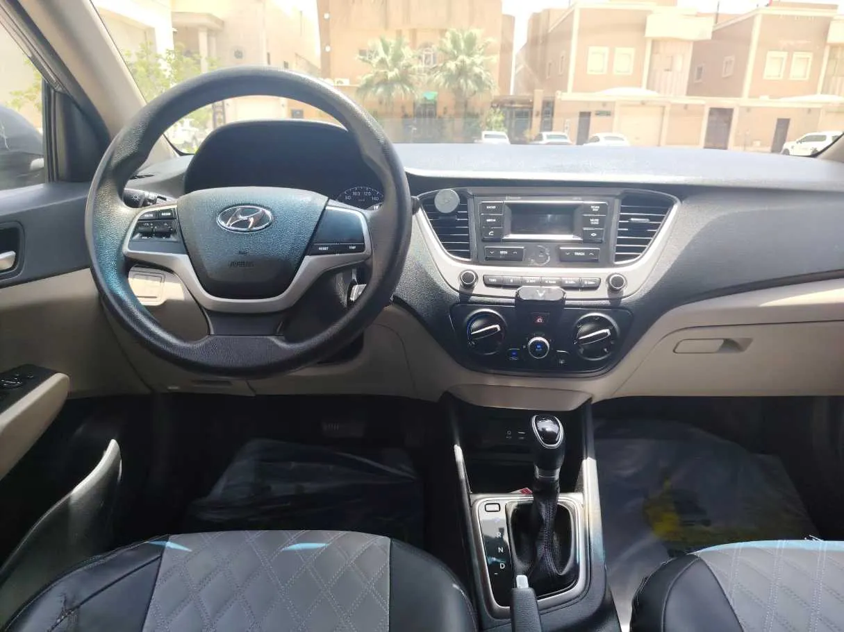 Car image 19