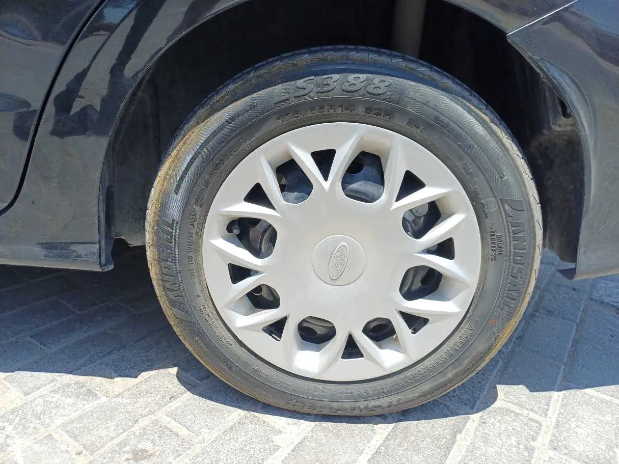 Car image 9